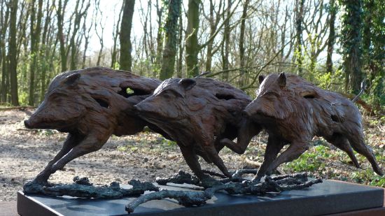 Presto-gejaagd zijn drie bronzen wilde zwijnen in volle vaart | bronzen beelden en tuinbeelden, figurative bronze sculptures van Jeanette Jansen |